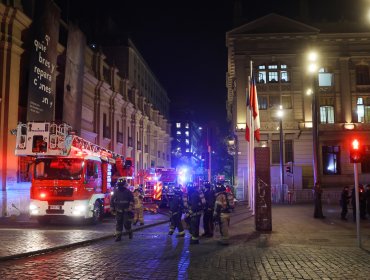 Incendio afectó a dependencias del Palacio de Tribunales de Justicia en pleno centro de Santiago