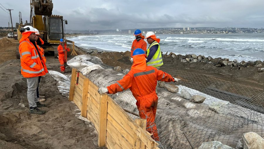 Implementan enrocado para evitar erosión por el oleaje en sector de Punta Piedra de Ritoque