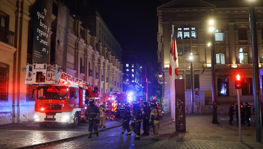 Incendio afectó a dependencias del Palacio de Tribunales de Justicia en pleno centro de Santiago