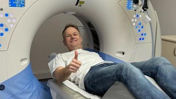 El médico australiano que lleva un año sin rastro del cáncer cerebral que padecía gracias a tratamiento que él ayudó a desarrollar