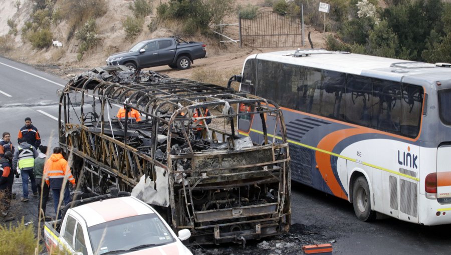 Bus con 45 trabajadores de El Teniente terminó completamente quemado en medio de barricada en la carretera del Cobre en Machalí