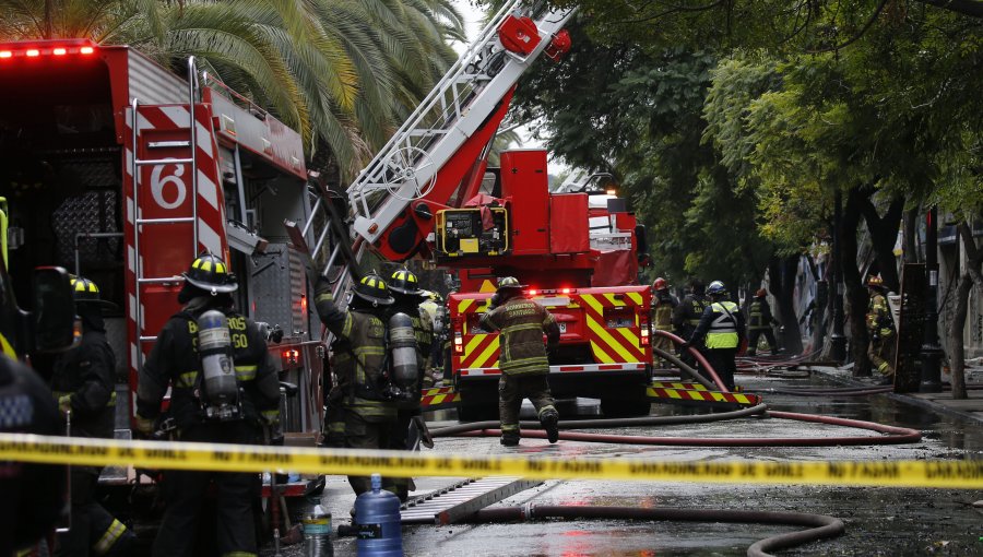 Incendio de gran magnitud afectó a locales comerciales y una vivienda en el barrio Brasil de Santiago