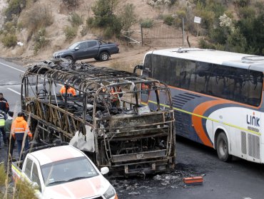 Bus con 45 trabajadores de El Teniente terminó completamente quemado en medio de barricada en la Carretera del Cobre en Machalí