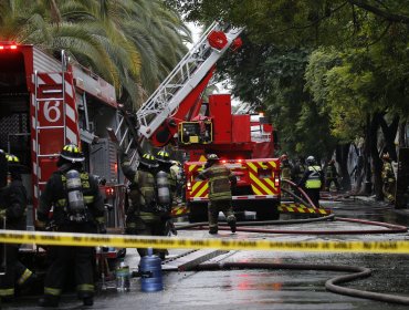 Incendio de gran magnitud afectó a locales comerciales y una vivienda en el barrio Brasil de Santiago
