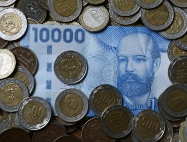 Casi el doble que a nivel mundial y sólo mejor que Argentina: 64% de los chilenos dice que financieramente les cuesta llegar a fin de mes