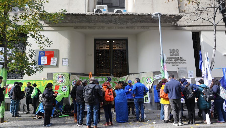 Gremios de la salud se toman dependencias del Minsal y exigen reunirse con ministra Aguilera