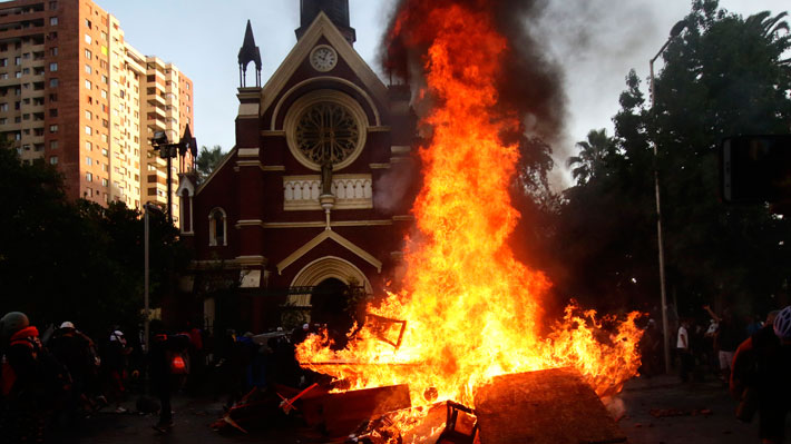 Declaran culpable a acusado de incendiar la Iglesia de Carabineros durante el estallido social