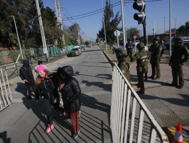 Dos detenidos, incendios intencionales y enfrentamientos deja desalojo de toma “17 de mayo” en Cerro Navia