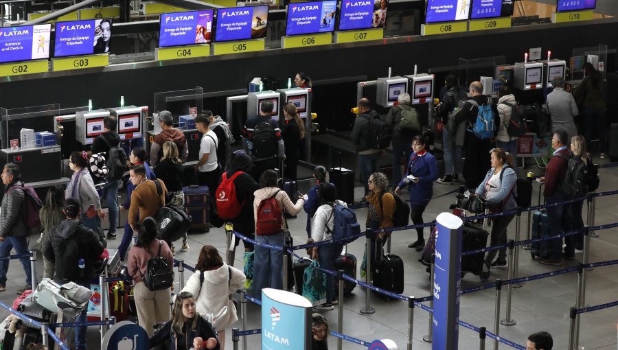 Flujo de pasajeros en el Aeropuerto de Santiago aumentó un 11% durante el mes de abril