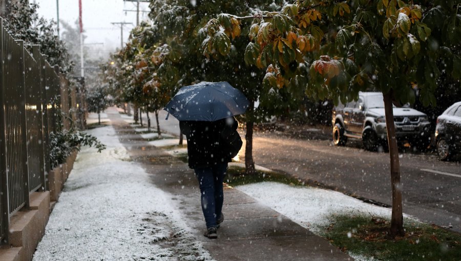 Declaran Alerta Preventiva para 13 comunas de la Región Metropolitana por pronóstico de lluvia y nieve