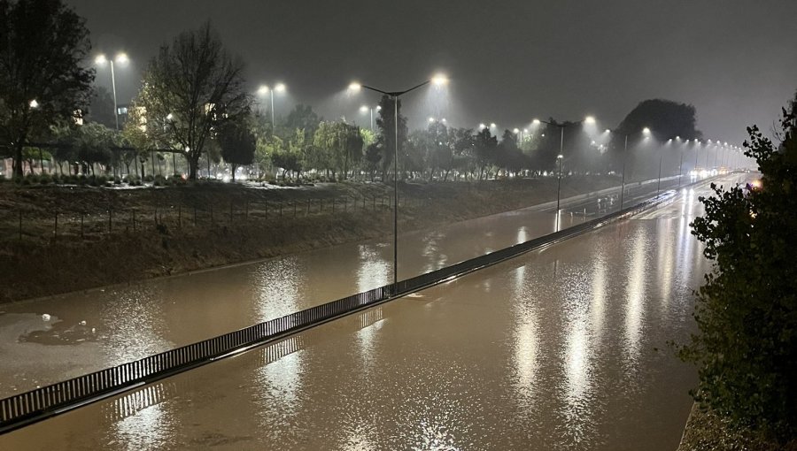 Ruta 68 se mantiene cortada por inundaciones en paso bajo nivel de Pudahuel debido a las intensas precipitaciones