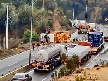 Camión cargado con cilindros de gas se volcó y obligó a suspender el tránsito en la ruta Las Palmas de Viña del Mar: dos lesionados