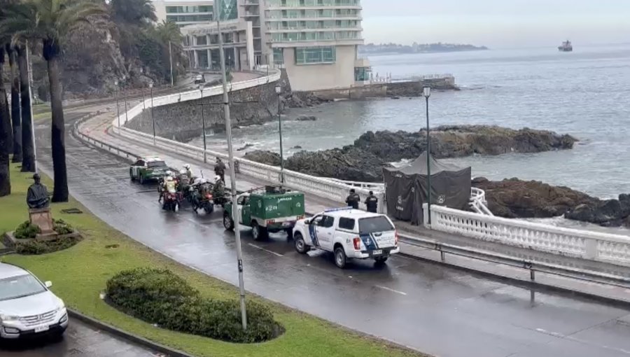 Encuentran cadáver de hombre entre 30 a 40 años en roqueríos de Avenida La Marina en Viña del Mar