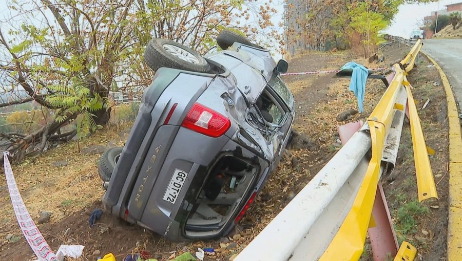 Sujeto volcó en Vitacura escapó del lugar y dejó abandonada a mujer herida