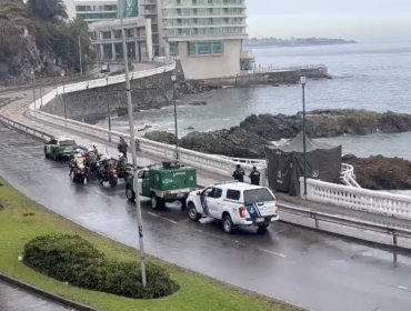 Encuentran cadáver de hombre entre 30 a 40 años en roqueríos de Avenida La Marina en Viña del Mar