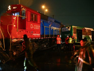 Tres personas lesionadas deja choque de tren de carga con bus del sistema RED en Maipú