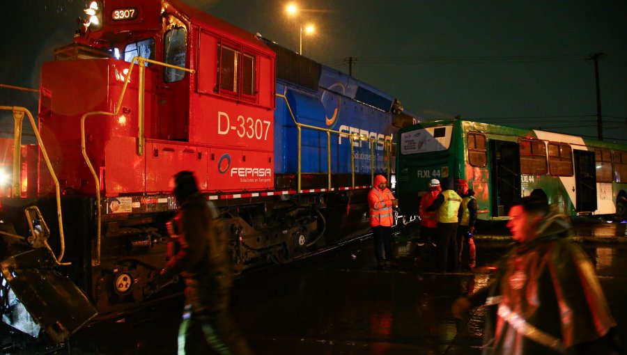 Tres personas lesionadas deja choque de tren de carga con bus del sistema RED en Maipú