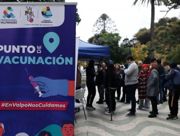 Refuerzan puntos de vacunación en el centro de Valparaíso y en Cesfam de la comuna