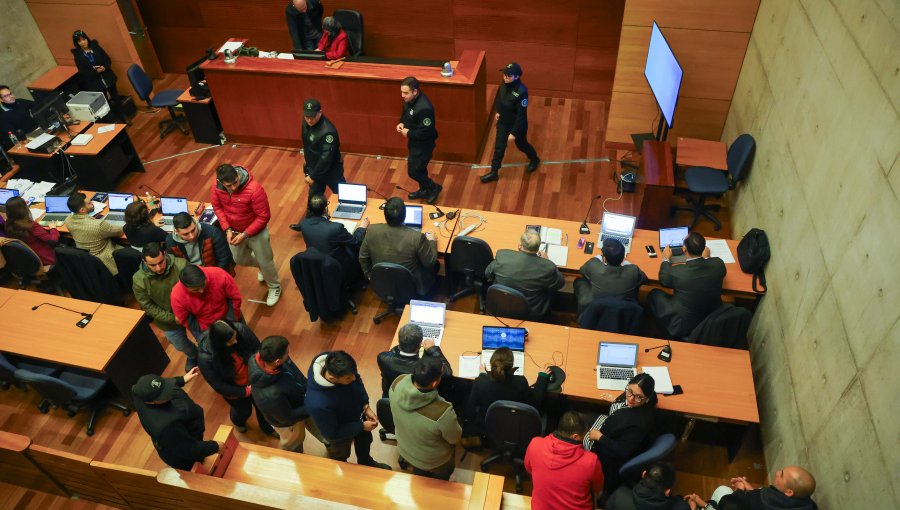 Postergan formalización de 12 carabineros imputados por varios delitos de corrupción en Santiago