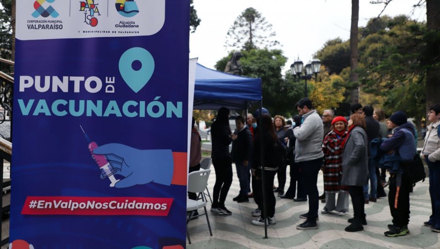 Refuerzan puntos de vacunación en el centro de Valparaíso y en Cesfam de la comuna