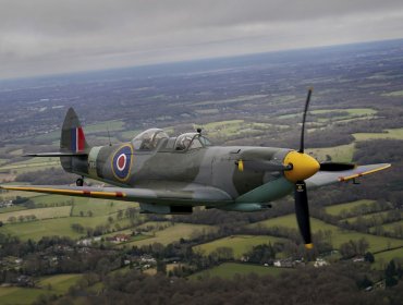 Piloto fallece al estrellarse un caza Spitfire durante exhibición en Inglaterra