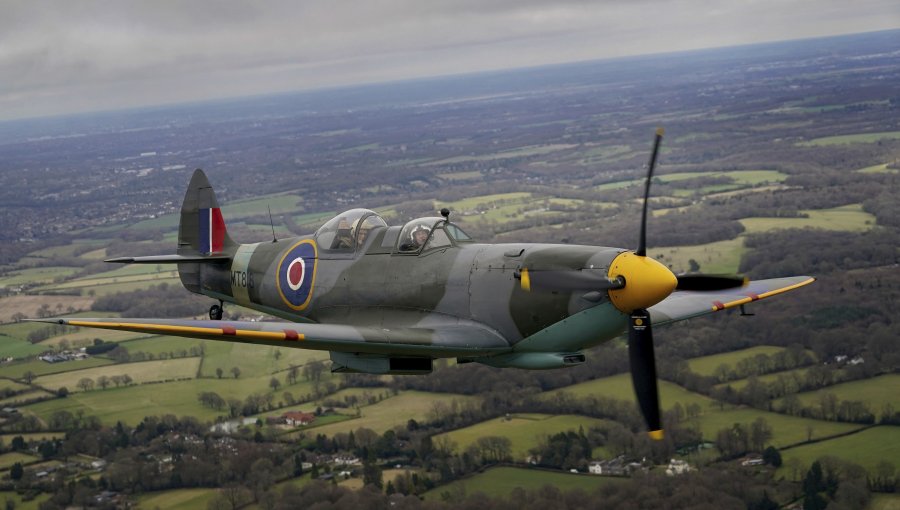 Piloto fallece al estrellarse un caza Spitfire durante exhibición en Inglaterra