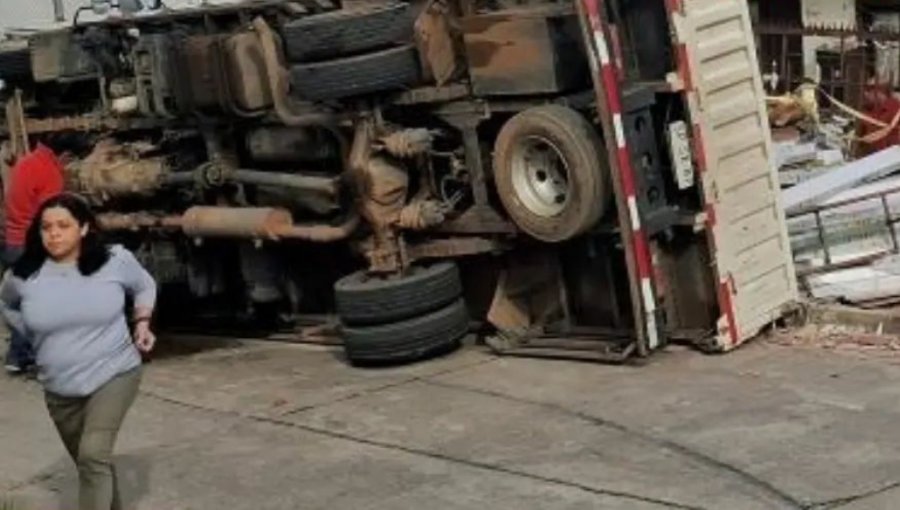 Camión vuelca con su carga en plena vía pública en Miraflores Alto en Viña del Mar