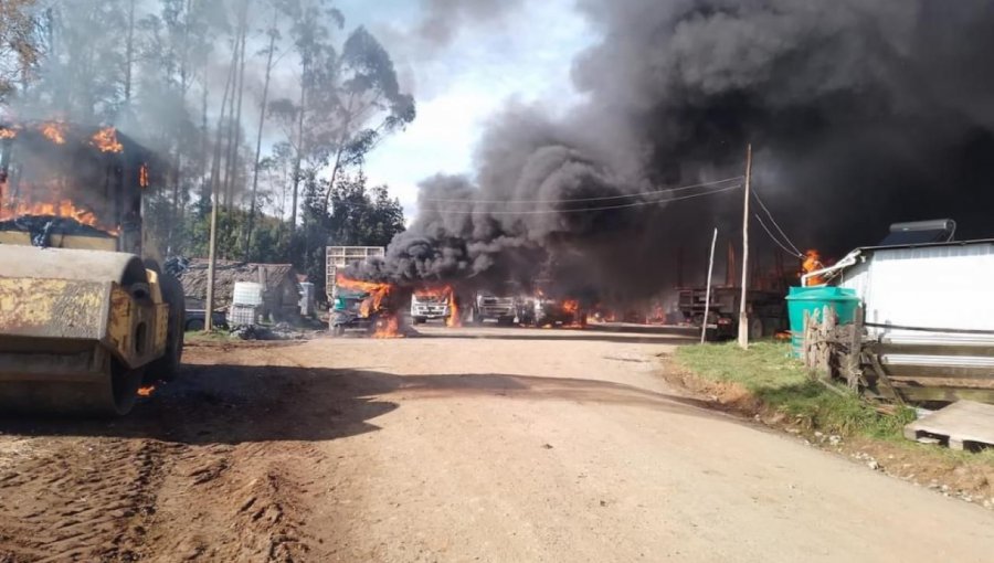 Encapuchados armados quemaron vehículos y maquinaria forestal de empresa en Río Negro