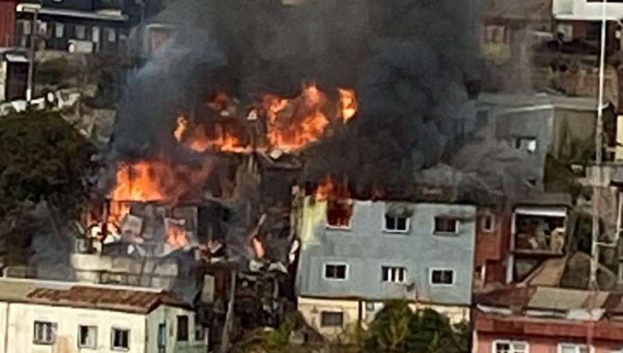 Incendio estructural con peligro de propagación consume vivienda del cerro Florida en Valparaíso