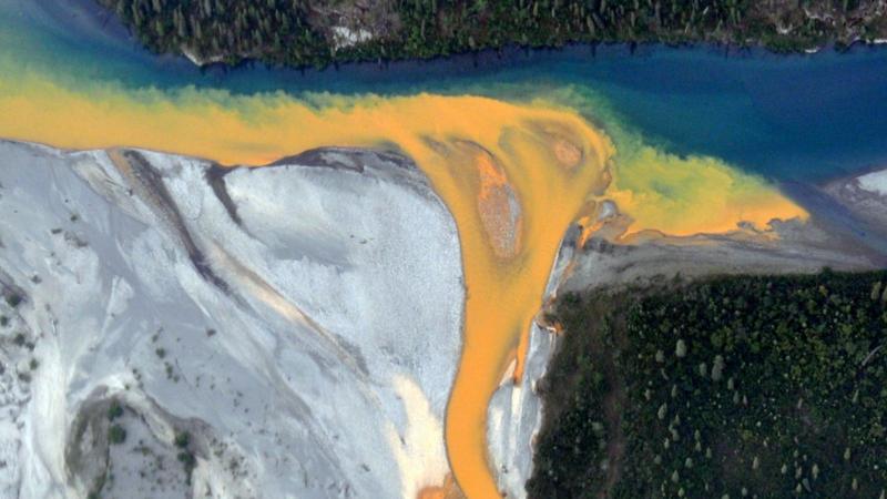 Drenaje ácido de rocas: Por qué algunos ríos de Alaska se están volviendo naranjas