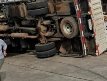 Camión vuelca con su carga en plena vía pública en Miraflores Alto en Viña del Mar