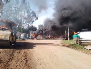 Encapuchados armados quemaron vehículos y maquinaria forestal de empresa en Río Negro