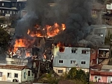 Incendio estructural con peligro de propagación consume vivienda del cerro Florida en Valparaíso