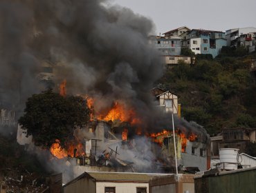 Cinco casas afectadas por el fuego y una por el agua dejó incendio en el cerro Monjas de Valparaíso: Bomberos rescató a dos personas