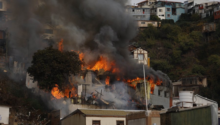 Cinco casas afectadas por el fuego y una por el agua dejó incendio en el cerro Monjas de Valparaíso: Bomberos rescató a dos personas