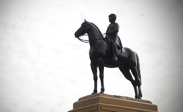 Ministra del Interior dice que le da "miedo" reinstalar la estatua de Baquedano en Plaza Italia