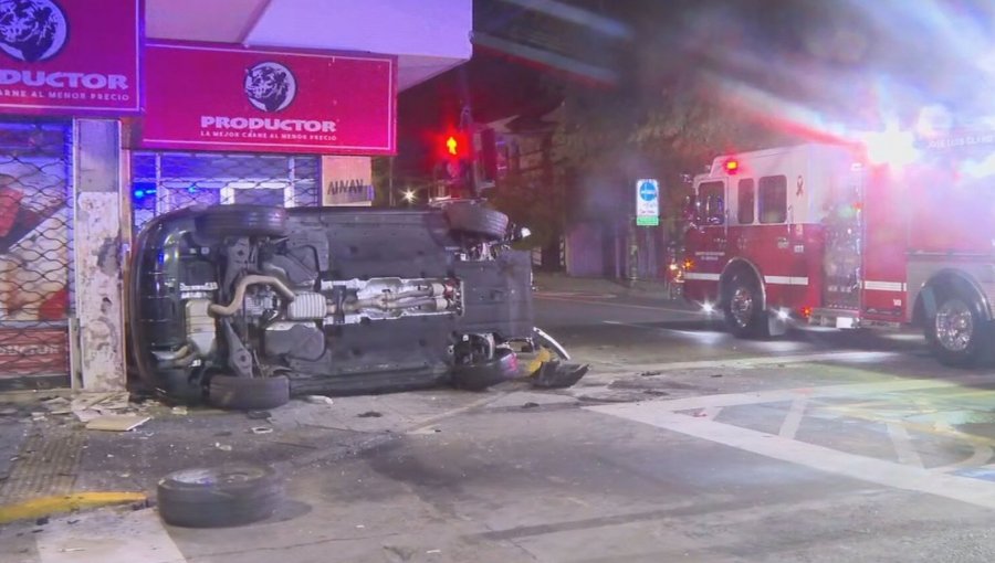 Colisión de alta energía termina con auto volcado en Providencia