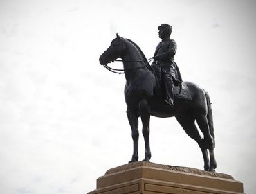 Ministra del Interior dice que le da "miedo" reinstalar la estatua de Baquedano en Plaza Italia