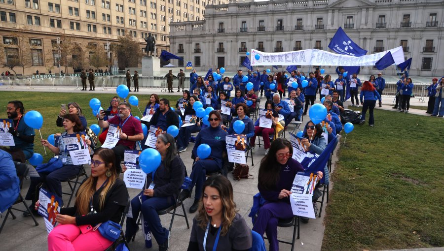 Profesionales de Salud exigen al Gobierno que cumpla su promesa de campaña frente a La Moneda