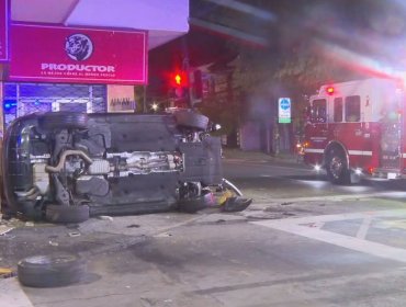 Colisión de alta energía termina con auto volcado en Providencia