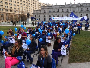 Profesionales de Salud exigen al Gobierno que cumpla su promesa de campaña frente a La Moneda