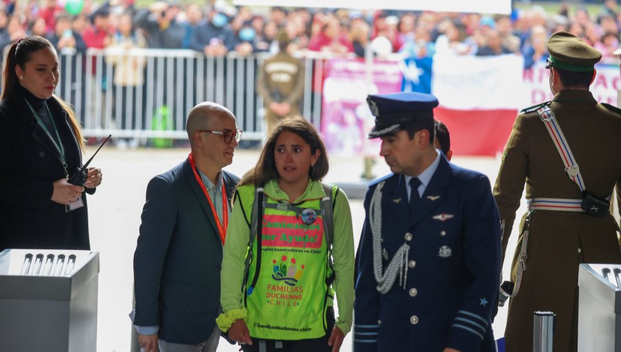 Madre de Tomás Ross ya está en La Moneda para reunirse con el Presidente Boric