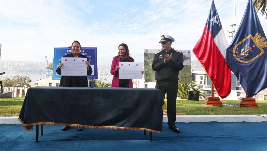 Armada entrega terrenos a Bienes Nacionales en Valparaíso y Rapa Nui para contribuir al Plan de Emergencia Habitacional