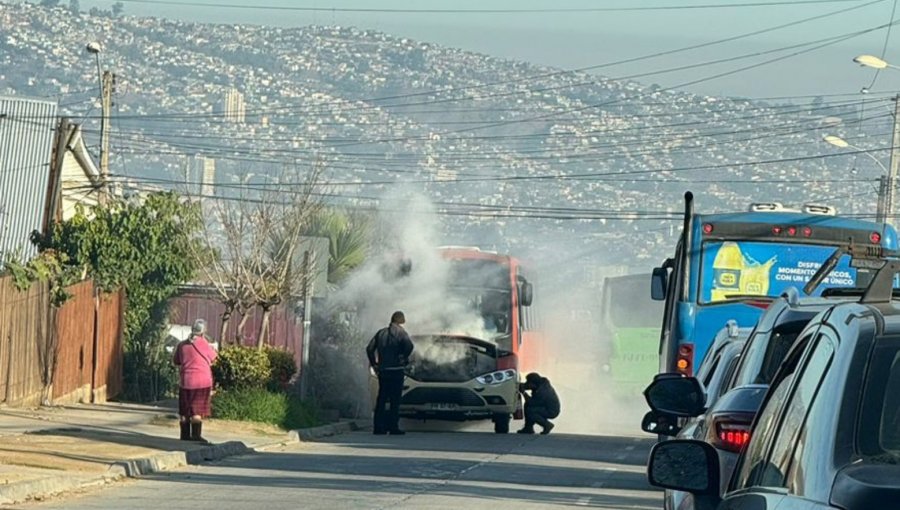 Incendio destruye microbús de la locomoción colectiva en cerro Los Placeres de Valparaíso
