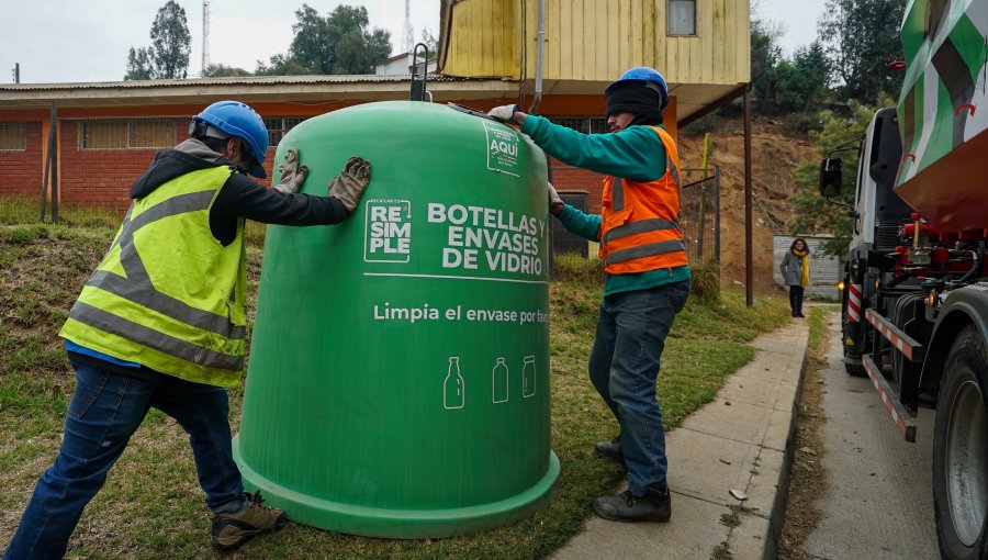 Ley de Reciclaje comienza a ser implementada en Viña del Mar: instalan campanas para depositar botellas y envases de vidrio