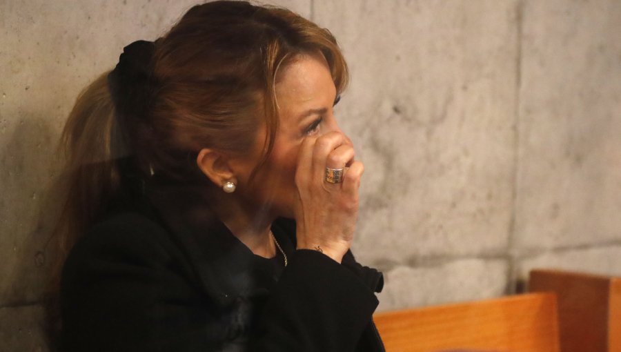 Tribunal mantiene arresto domiciliario de Cathy Barriga y advierte posible hostigamiento