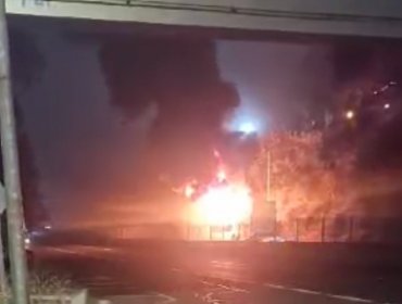 Incendio de un bus interurbano movilizó a equipos de emergencia hasta la entrada principal a Valparaíso por la ruta 68