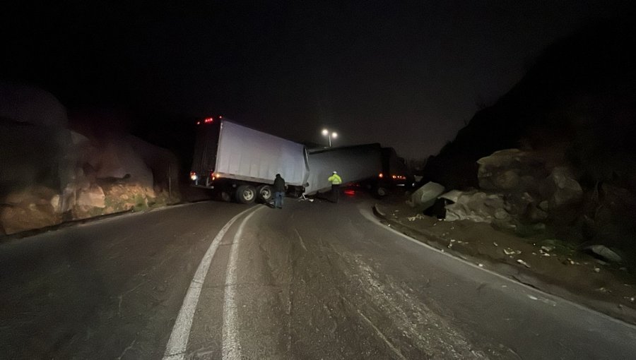 Camión atravesado en la vía obliga a desviar el tránsito en ruta Las Palmas de Viña del Mar