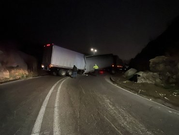 Camión atravesado en la vía obliga a desviar el tránsito en ruta Las Palmas de Viña del Mar