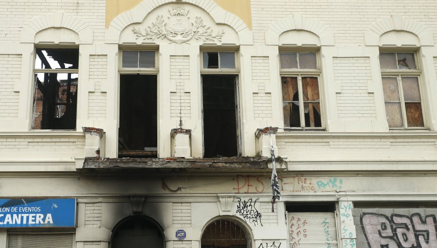 Insólito robo en Valparaíso: Sustraen balcón desde edificio patrimonial en pleno Barrio Puerto